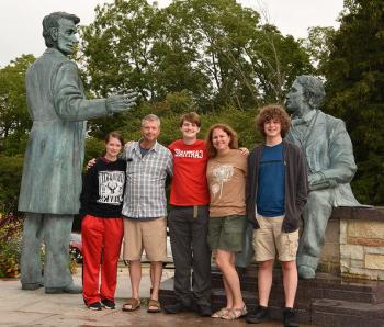 在林肯雕像前，家人与一位新博彩网址大全学生合影.